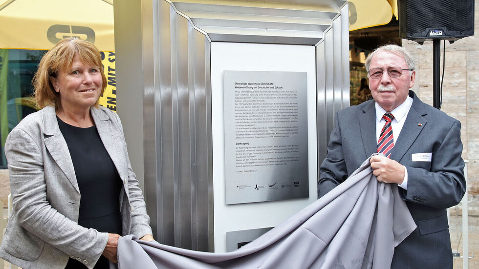 Pia Findeiß und Rainer Eichhorn hatten in ihren Amtszeiten als Oberbürgermeister das Vorhaben angeschoben. Hier enthüllen sie die Tafel, die künftig im historischen Sturtzkopf-Treppenhaus platziert wird.