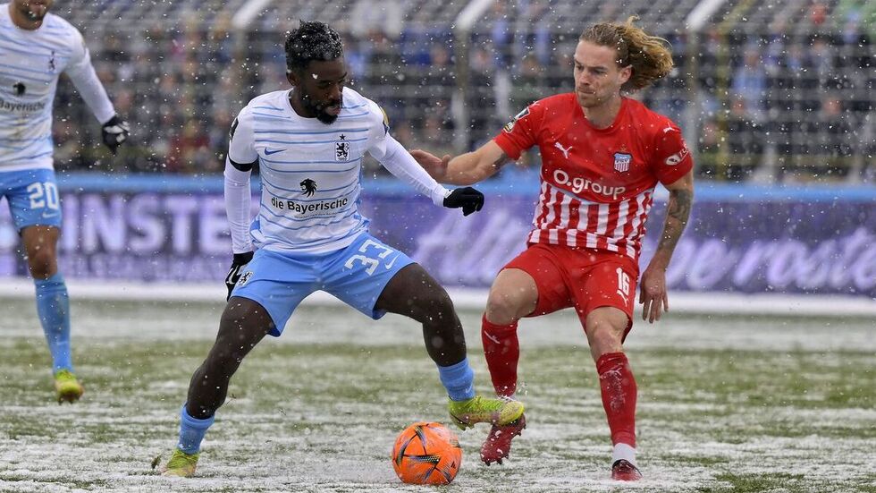 Nils Butzen (re.) im Zweikampf mit Joseph Boyamba von 1860 München. 