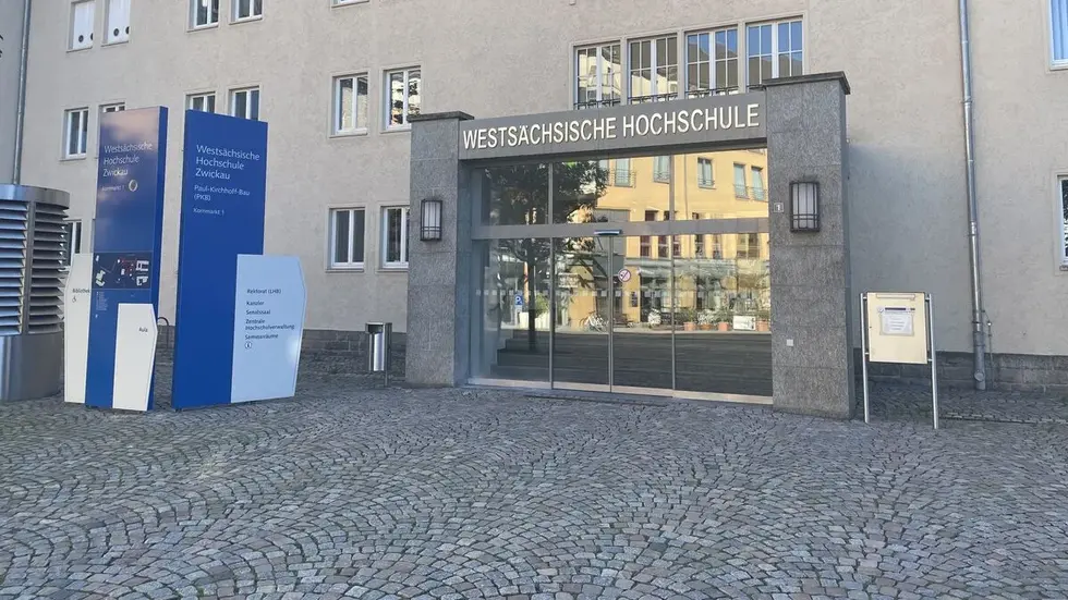 Eingang des Paul-Kirchhoff-Baus am Kornmarkt