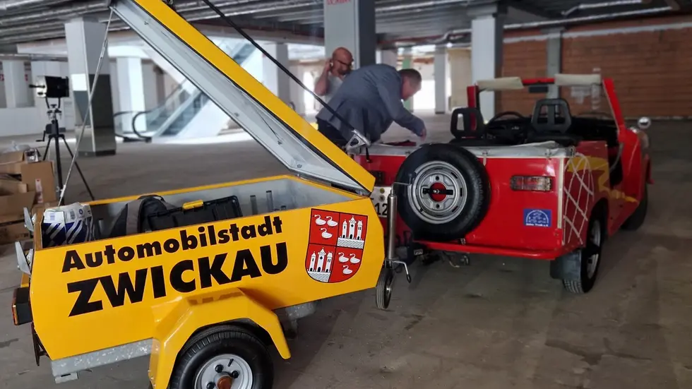 Mitglieder von Intertrab beim Einrichten der Ausstellung im früheren "Joh"