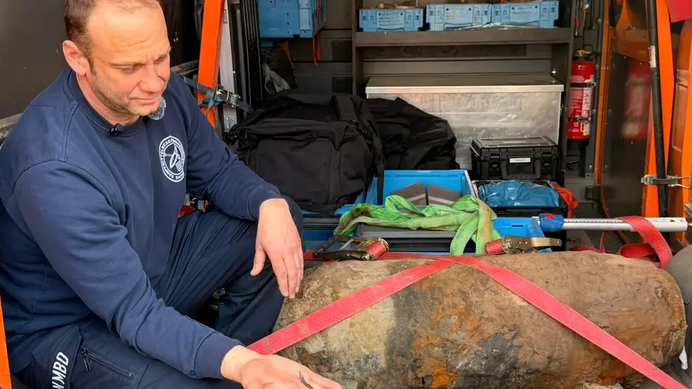 Sprengmeister Thomas Zowalla zeigt, was von der Bombe übrig ist Sprengmeister Thomas Zowalla zeigt, was von der Bombe übrig ist