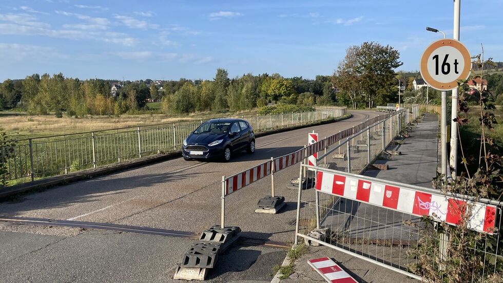 Aktuell dürfen Fahrzeuge mit einem Gewicht bis zu 16 Tonnen die Mühlgrabenbrücke passieren. Aktuell dürfen Fahrzeuge mit einem Gewicht bis zu 16 Tonnen die Mühlgrabenbrücke passieren.