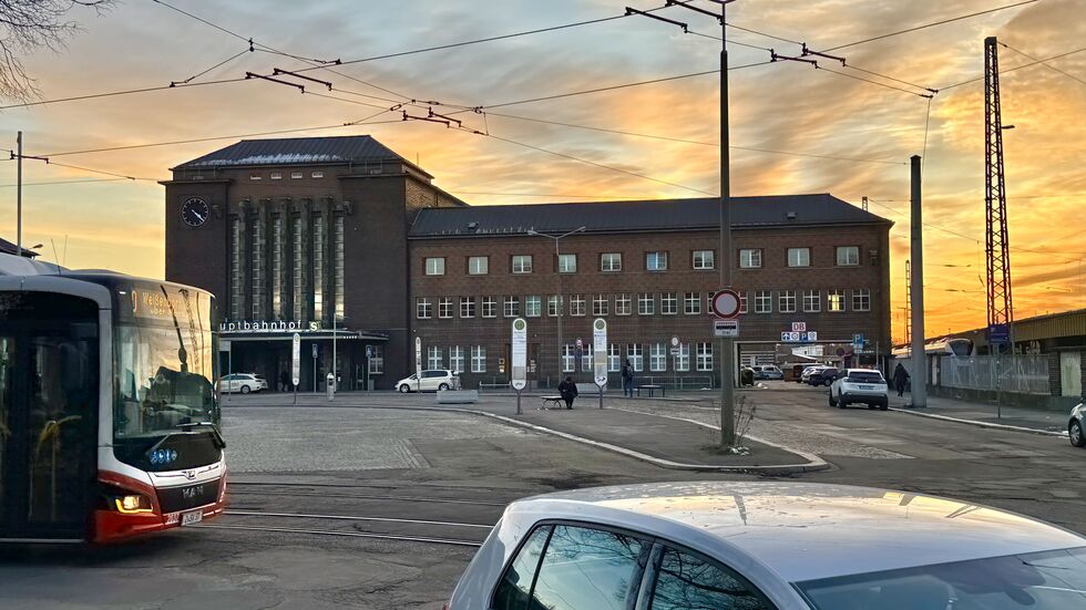 Der Hauptbahnhof in Zwickau - Bahnsteig 6 verläuft aus dieser Perspektive links des Gebäudes.